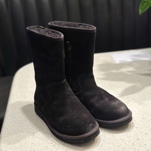 UGG PIERCE women’s shearling boot BLACK Size 8